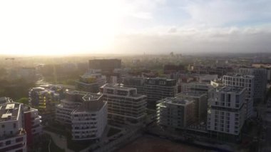 Marianne Limanı üzerinde inanılmaz bir hava manzarası Montpellier Fransa altın saat gün batımı konut binaları ve parklar
