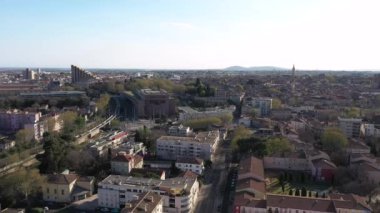 Montpellier, Fransa, Sunny Day City Center 'da Beaux Sanat Mahallesi' nde gezen hava aracı.