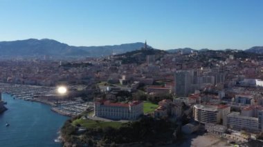 Güzel Marsilya Aix Üniversitesi hava güneşli, arka planda notre dame de la garde