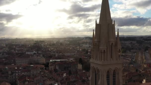 モンペリエの夕日の教会サンアンの素晴らしい映画撮影雲の美しい光 — ストック動画
