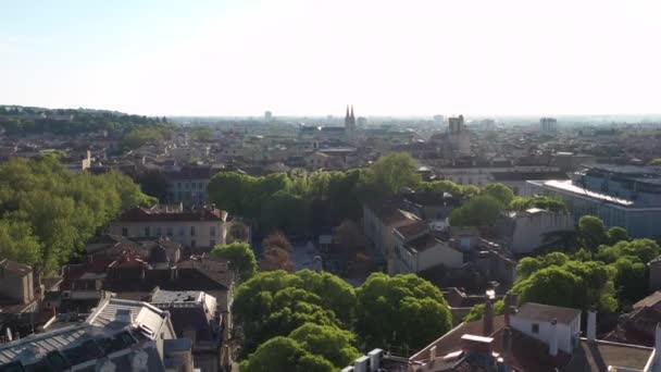 Nmes法国教堂背景下的Assas广场春天美丽的空中风景 — 图库视频影像