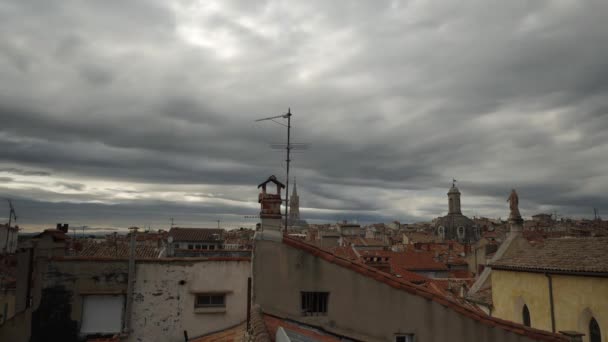 在法国蒙彼利埃的屋顶上 多云的时间已经过去了 — 图库视频影像