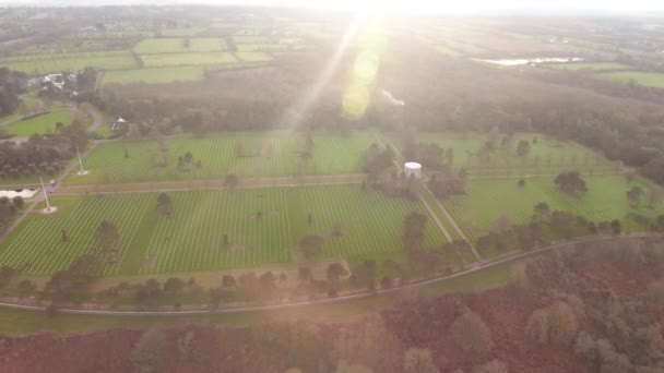 美国诺曼底公墓和纪念馆的无人机落日景观 — 图库视频影像