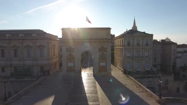 モンペリエの凱旋門を飛ぶドローン — ストック動画