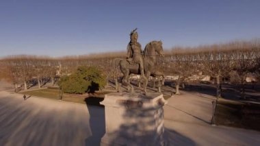Montpellier gezinti güvertesinde Louis XIV 'ün binicilik heykeli. Peyrou hava aracının kış sabahı fırlatılması.