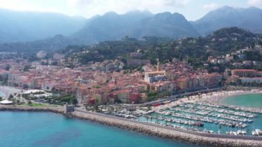 Menton Limanı Renkli evler Bazilika Alp Dağları Akdeniz kıyısı tatil beldesi Franko İtalya sınırı güneşli bir gün