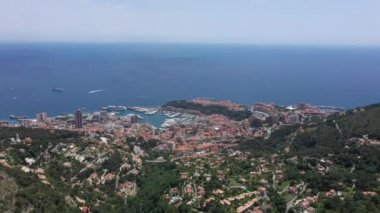 Monaco şapkasının geniş hava manzarası Beausoleil roquebrune şapkası Martin la Turbie Akdeniz arka planda güneşli bir günde