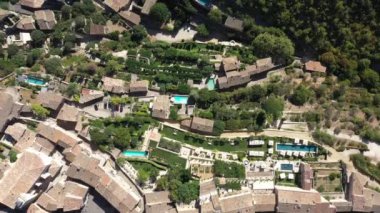 Fransa 'nın güneyinde yüzme havuzları olan lüks bir yerleşim yeri. Gordes Köyü' nün havası güneşli bir gün.