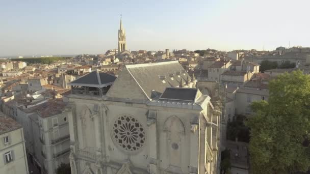 Volando Alrededor Parte Delantera Iglesia Torre Santa Montpellier Francia Hora — Vídeo de stock