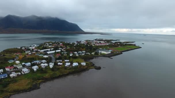 Voando Direção Uma Pequena Cidade Islandesa Longo Mar Com Campo — Vídeo de Stock
