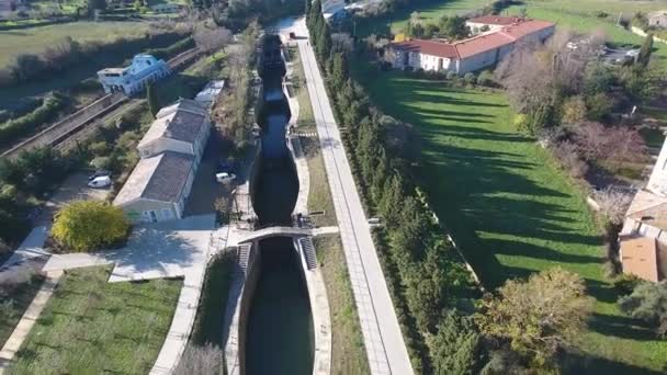 Fonserannes Locks Global Vision Aerial Drone Shot Canal Midi Beziers — стоковое видео