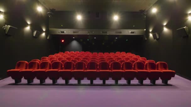 一个有红色座位的小电影院房间的全景 — 图库视频影像