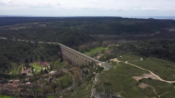 世界最大の石の水路を見下ろす大きな空の景色ローマのRoquefavourフランスの曇りの日 — ストック動画