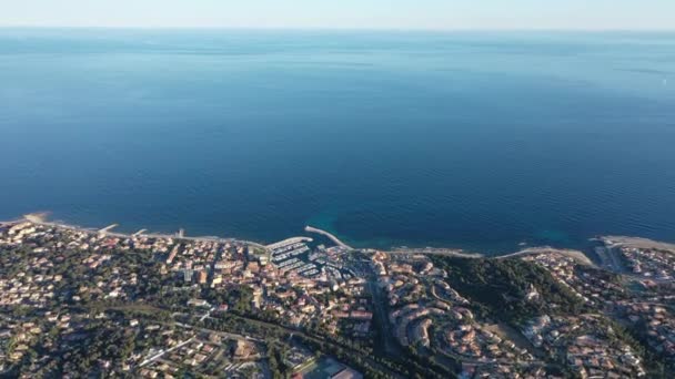 Costa Mediterrânica Vista Aérea Sausset Les Pins Céu Azul Mar — Vídeo de Stock