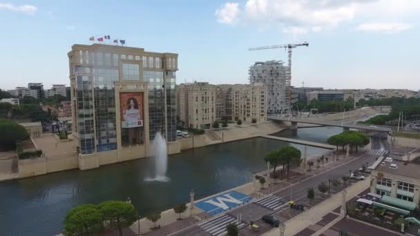 Nowoczesny Budynek Architektoniczny Olbrzymią Fontanną Montpellier Lez Anteny Widok Antigone — Wideo stockowe