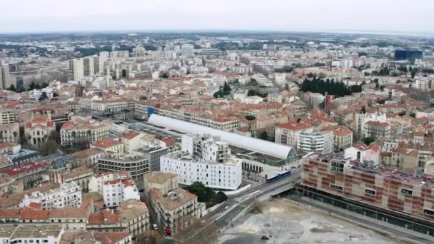 Montpellier Σιδηροδρομικό Σταθμό Εναέρια Drone View Κέντρο Της Πόλης Συννεφιασμένη — Αρχείο Βίντεο