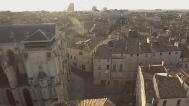 Arka planda Montpellier Fransa 'daki Saint Roch Kilisesi' nin sağdan sola görüşü