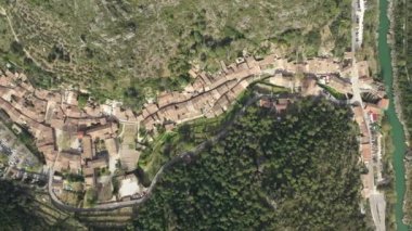 Saint Guilhem le dsert Fransa 'nın en güzel köylerinden biri unesco dünya mirası havadan insansız hava aracı manzaralı