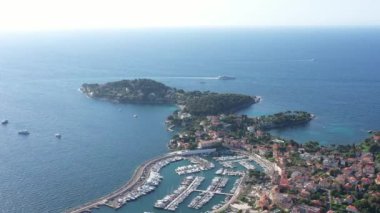 Saint Jean kep ferrat anten seyahat eden mega yat limanı ve lüks sahil şeridi bölgesi Fransa güneşli bir gün.