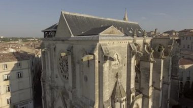Arka planda Montpellier Fransa 'daki Saint Roch Kilisesi boyunca yan uçuş.