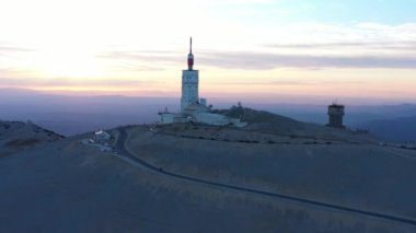 Mont Ventoux Bilim Gözlemevi 'nin zirvesi ve Fransa Bisiklet Turu' nun ünlü antenleri Vaucluse
