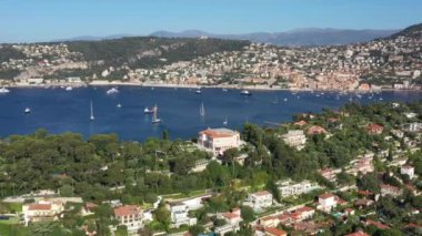 Villa Ehrussi Rothschild hava manzaralı arka planda Fransa güneşli bir günde gökyüzü