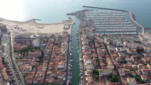 棕榈浮在海滨度假胜地法国空中俯瞰运河阳光明媚的日子 — 图库视频影像