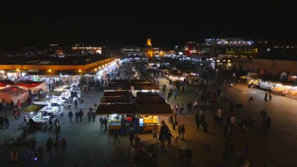人们在夜晚的生活中Jemaa Fnaa广场和市场在Marrakeshs Medina Quarter Morroco — 图库视频影像