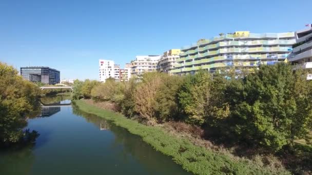 Río Lez Montpellier Con Vista Dron Del Edificio Residencial Urbano — Vídeos de Stock