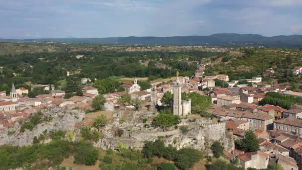 聖アンブロワ犠牲祭壇ドゥガス ロック教会古い城の遺跡空中ショット Gard France — ストック動画