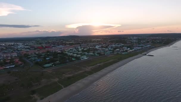 库鲁海滨沙滩上的沙地足球场空中看日落 — 图库视频影像