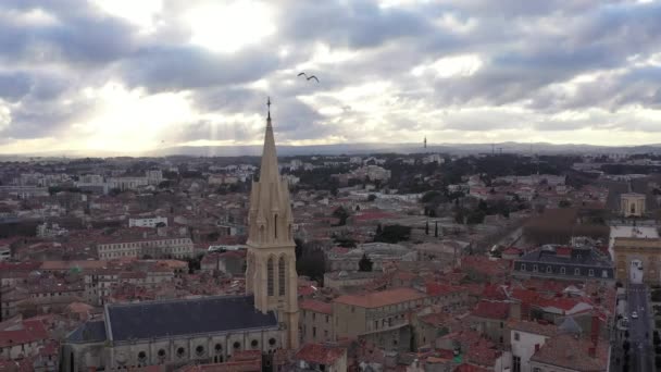 Möwe Jagt Eine Drohne Luftaufnahme Von Montpellier Saint Anne Kirche — Stockvideo