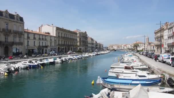 Sete France View Canal Docked Boat Residential Area Herault Occitanie — стокове відео