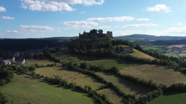 飛行場に囲まれた丘の上のいくつかの城の遺跡 Aveyron France — ストック動画