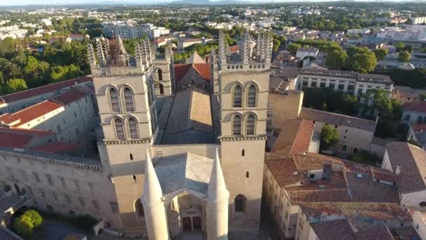 大聖堂と医学部の日の出モンペリエフランスのドローンビュー — ストック動画