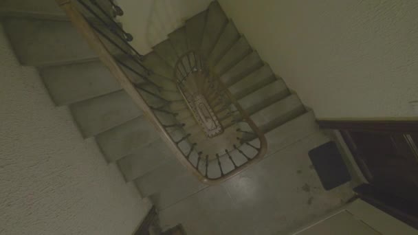 从上往下射击在楼梯上移动 — 图库视频影像