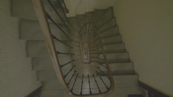 plan du haut vers le bas descendant dans un escalier en colimaçon escalier intérieur bel effet 