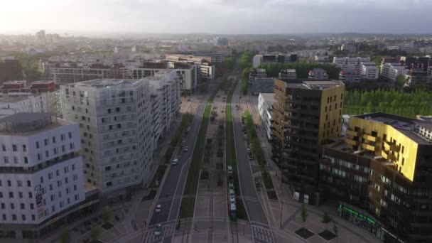 日落空中无人驾驶飞机向蒙彼利埃法国新区射击时 玛丽安港的电车道 — 图库视频影像