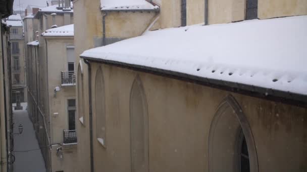 pohled z budovy střechy kostela pokryté sněhem v Montpellier francouzsky zasněžené zimě