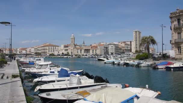 Uitzicht Aangemeerde Boten Het Kanaal Sete Stad Zonnige Dag Frankrijk — Stockvideo