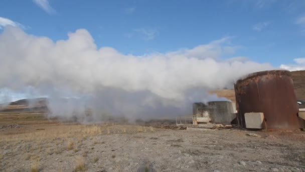 从地热发电厂的烟囱里喷出的水蒸气 — 图库视频影像