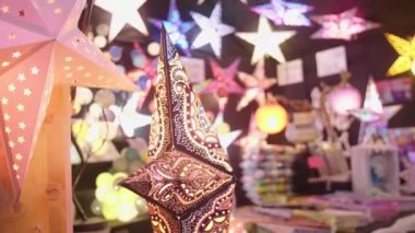 Montpellier Noel Pazarı kış Fransa 'sında yıldız şekilli lambaların Noel süslemeleri