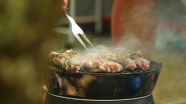 Brochette 1 adam kamp zamanı Fransa 'sında barbekü şişi pişiriyor.