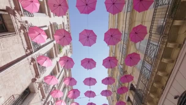 Promenader Rosa Paraplyer Utsikt Underifrån Rosa Oktober Solig Dag Blå — Stockvideo