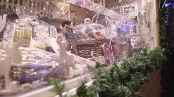 クリスマスショーケースの装飾と食品モンペリエ市場 — ストック動画