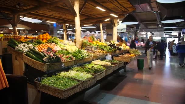 食料品地元の屋内市場野菜と新鮮な果物 Sete France Herault Occitanie — ストック動画