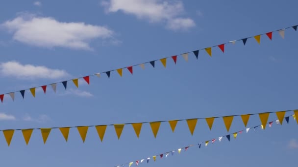 Μπλε Συννεφιασμένο Ουρανό Πολύχρωμες Σημαίες Κόμμα Για Καρναβάλι Φόντο Πλάκα — Αρχείο Βίντεο