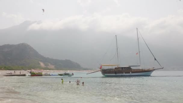 Perahu Dan Orang Orang Laut Orang Menghabiskan Waktu Laut Air — Stok Video