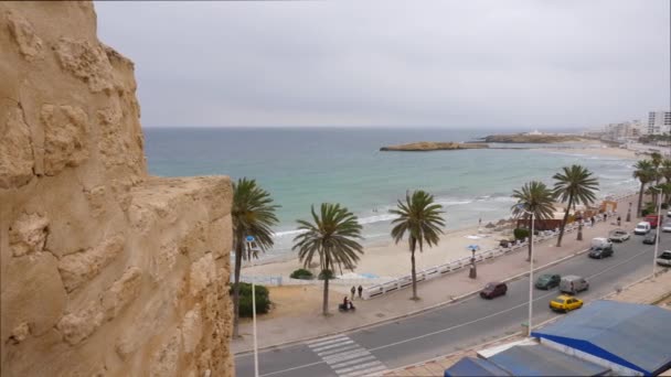 Prachtig Uitzicht Qaraiya Strand Auto Taxi Rijden Stad Weg Langs — Stockvideo