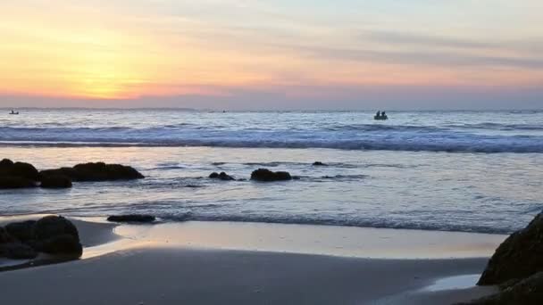 Pescadores Mar Grande Onda Perto Costa — Vídeo de Stock